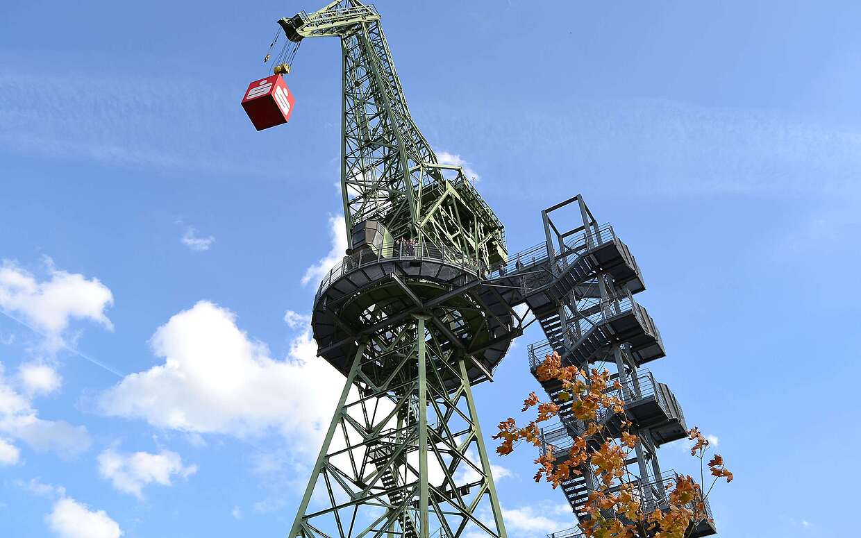 Das ist nicht das Stahlgerüst des Eiffelturms, sondern das des alten Eberkrans im heutigen Familiengarten in Eberswalde.