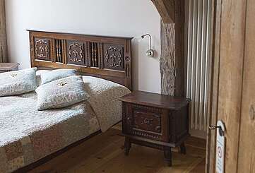 Blick ins historische Schlafzimmer mit bretonischem Bett