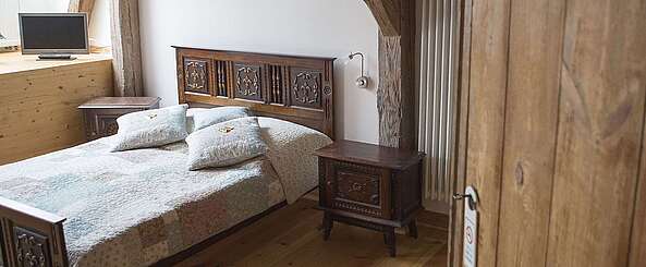 Blick ins historische Schlafzimmer mit bretonischem Bett