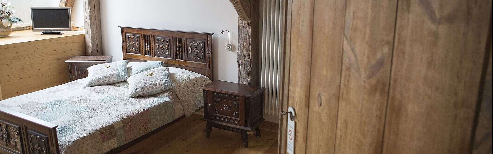 Blick ins historische Schlafzimmer mit bretonischem Bett