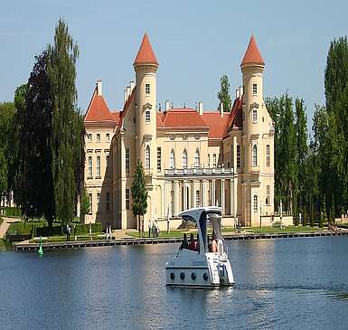 Motorboot vor Schloss Rheinsberg