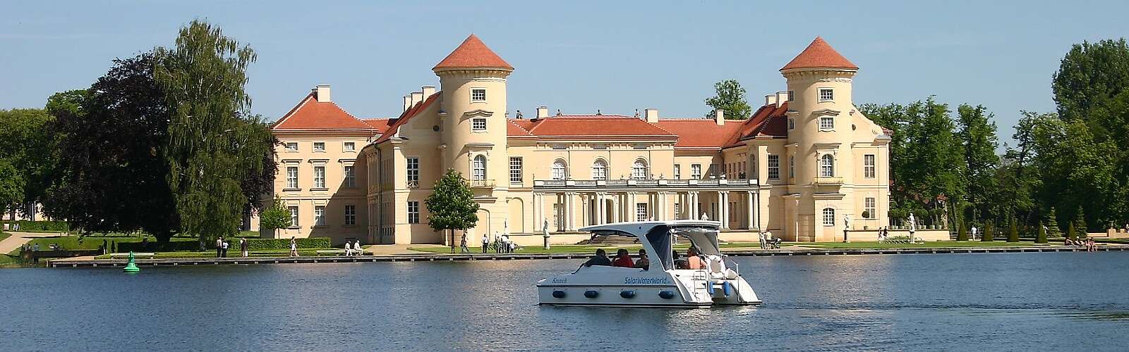 Motorboot vor Schloss Rheinsberg