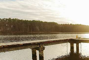Sunrise-Yoga auf dem Steg