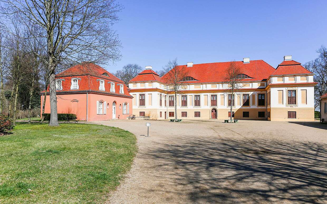 Im Havelland sollte man unbedingt am Schloss Caputh Halt machen.