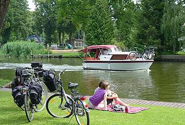 Radler und Boot an der Dahme
