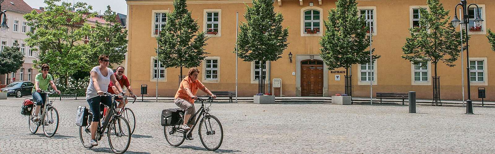 Radfahrer auf dem Marktplatz in Bad Liebenwerda