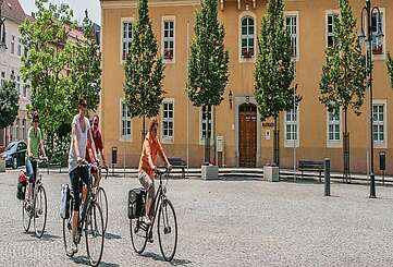 Radfahrer auf dem Marktplatz in Bad Liebenwerda