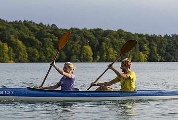 Zwei Kanufahrer auf dem Stechlinsee