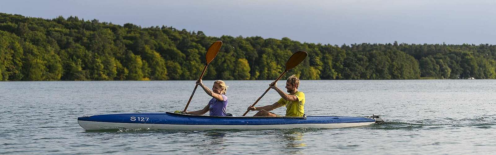 Zwei Kanufahrer auf dem Stechlinsee