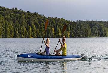 Zwei Kanufahrer auf dem Stechlinsee