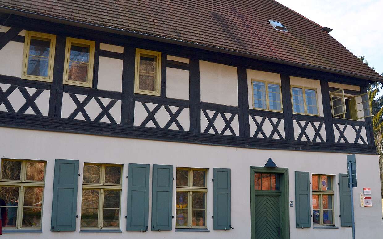 Bis 1591 war in diesem Fachwerkhaus am Gotthardtkirchplatz die Lateinschule untergebracht.