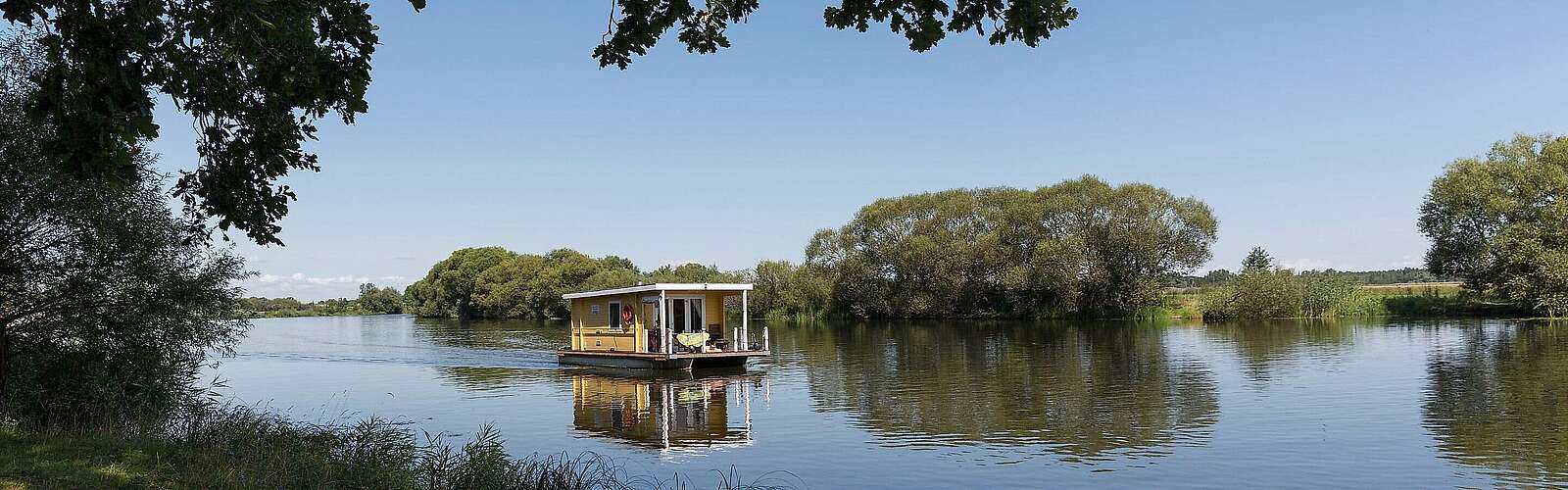 Hausboot auf der unteren Havelniederung bei Milow