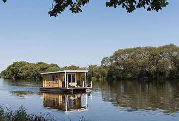 Hausboot auf der unteren Havelniederung bei Milow
