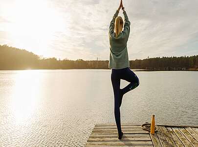 Sunrise-Yoga auf dem Steg