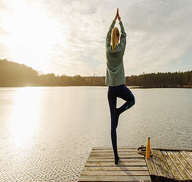 Sunrise-Yoga auf dem Steg