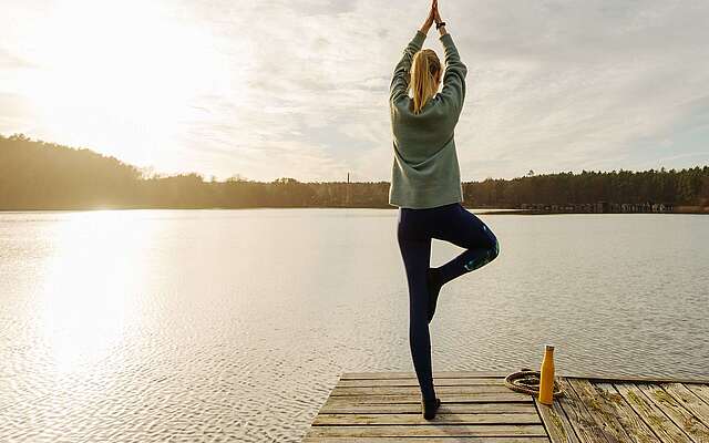 Sunrise-Yoga auf dem Steg