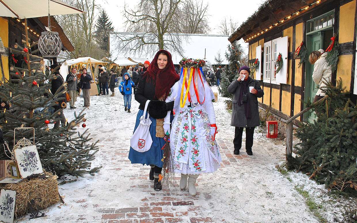 Bei der Spreewaldweihnacht begegnet man allerlei kuriosen Gestalten.