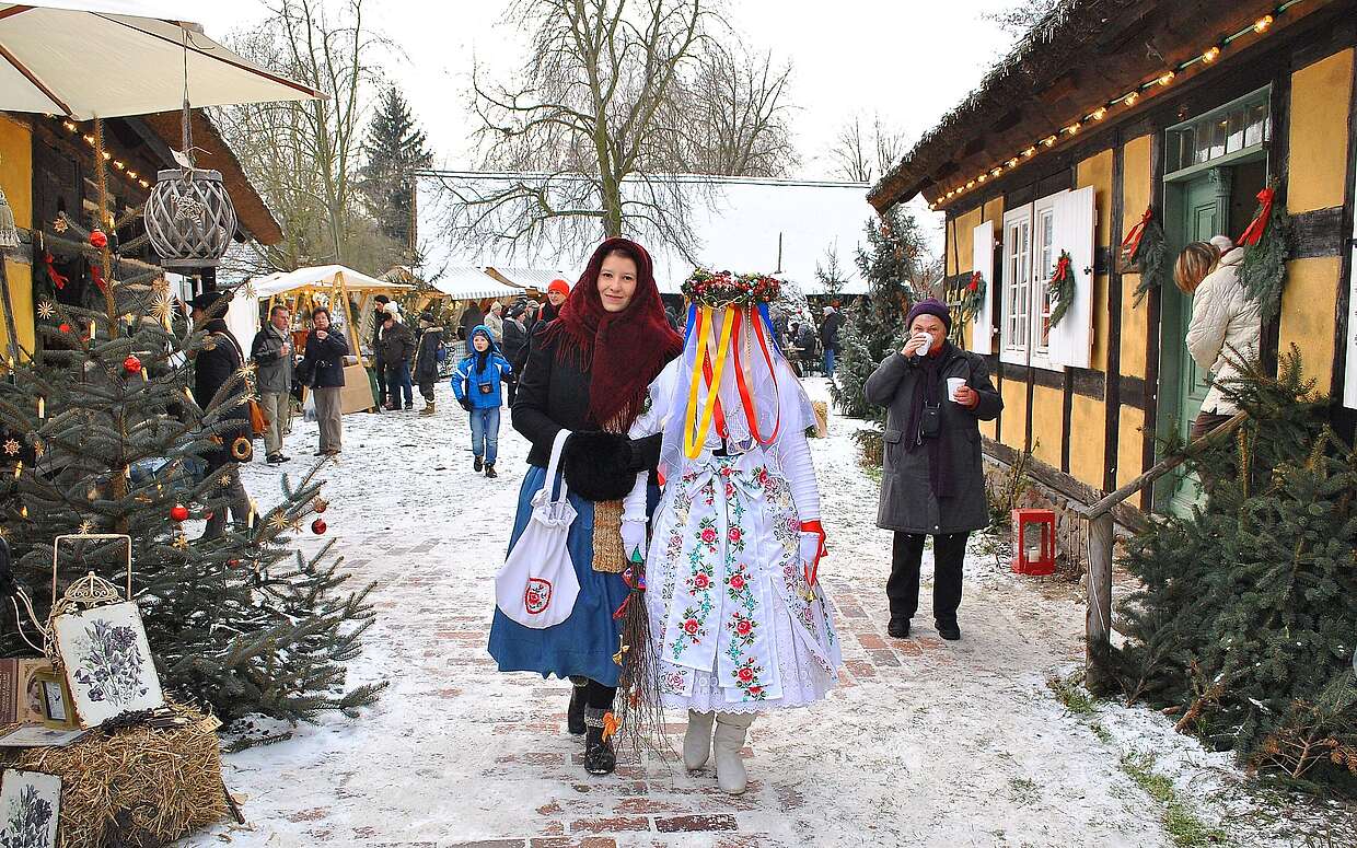Bei der Spreewaldweihnacht begegnet man allerlei kuriosen Gestalten.