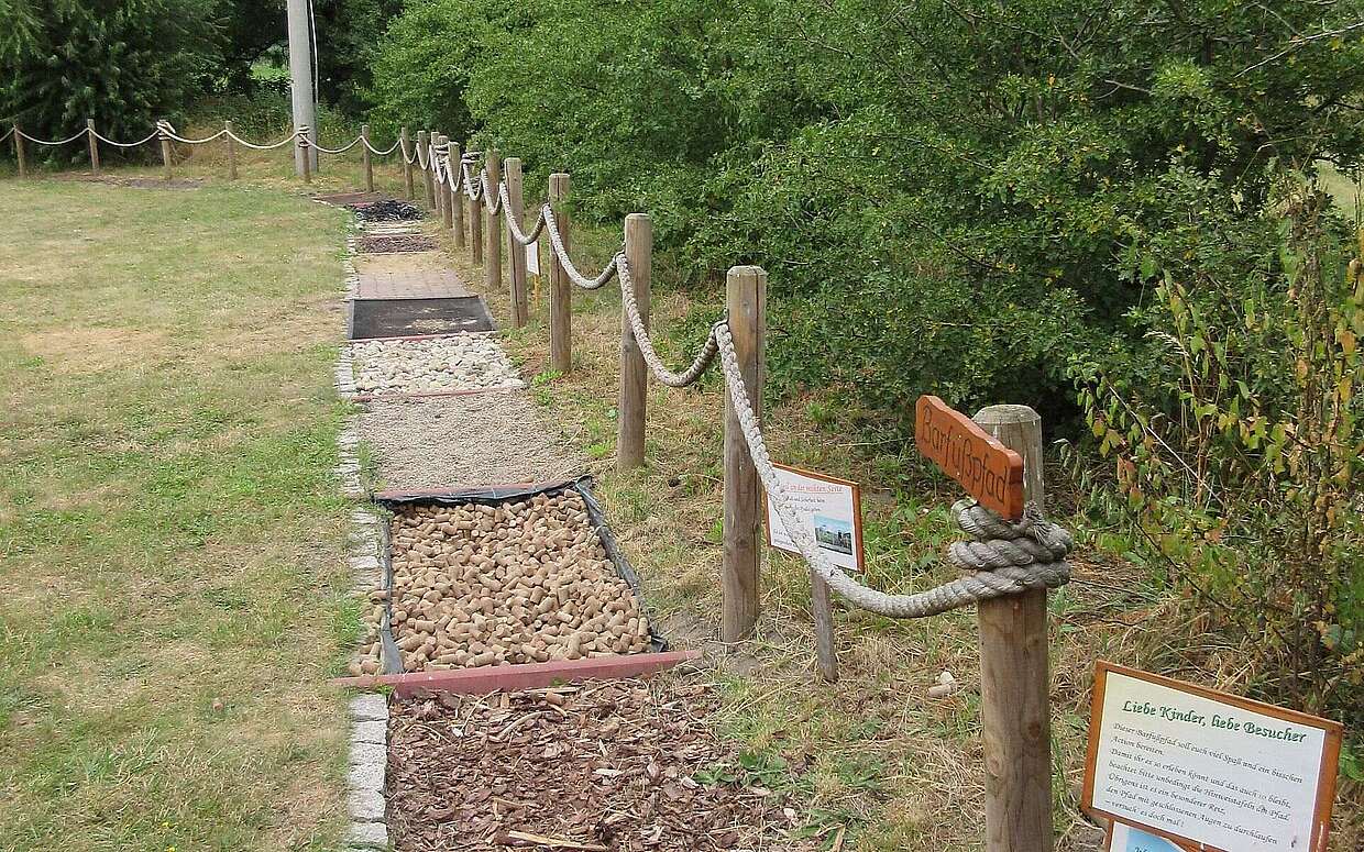 Barfußpfad im Ökogarten der Storchenschmiede Linum