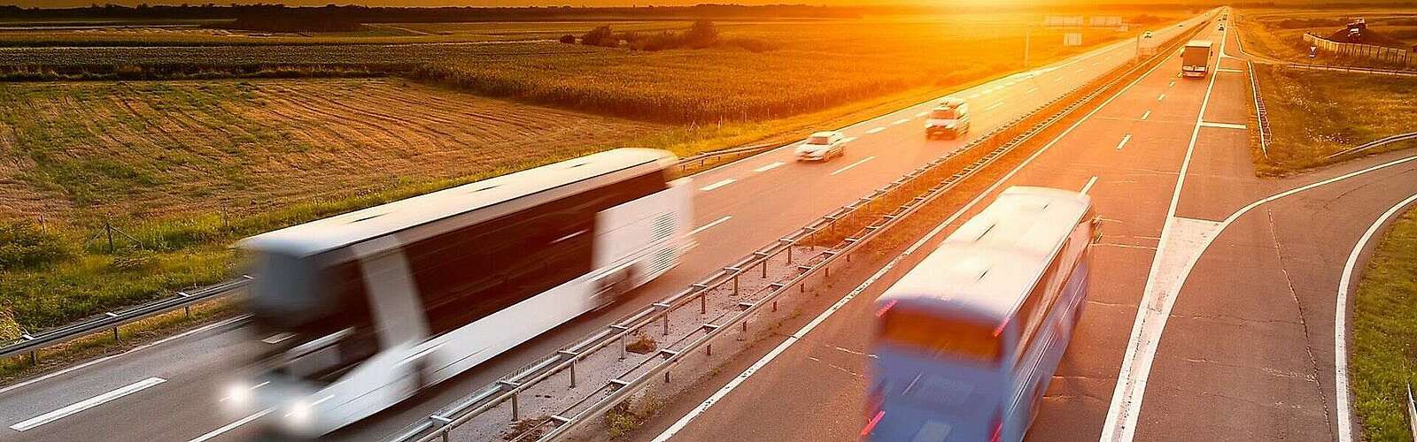 Fernbusse auf der Autobahn