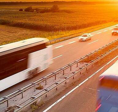 Fernbusse auf der Autobahn