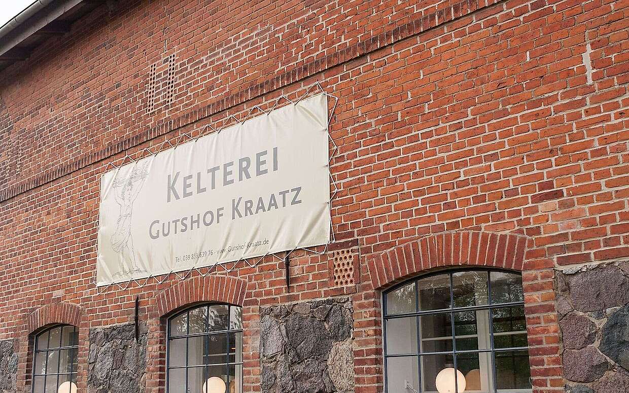Weinkelterei auf dem Gutshof Kraatz
