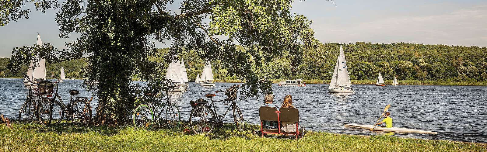 Radfahrer machen Pause und schauen aufs Wasser