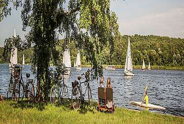 Radfahrer machen Pause und schauen aufs Wasser