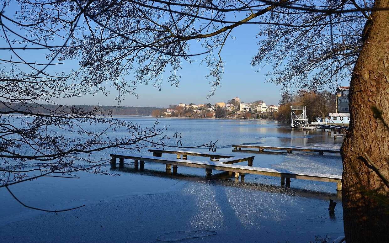 Blick auf die Altstadt von Strausberg – rechts im Bild der Sprungturm des Strandbades.