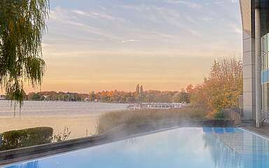 Außenbecken im Resort