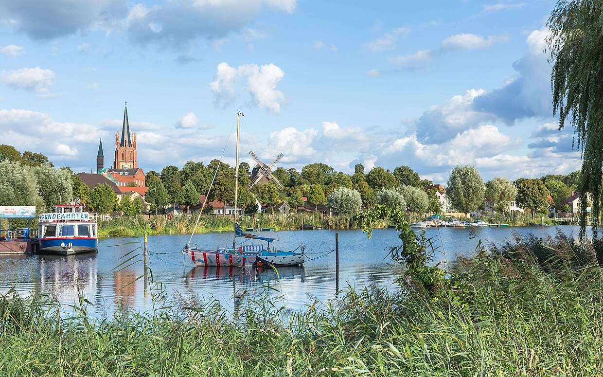 Blick auf die Werderaner Altstadt am Wasser