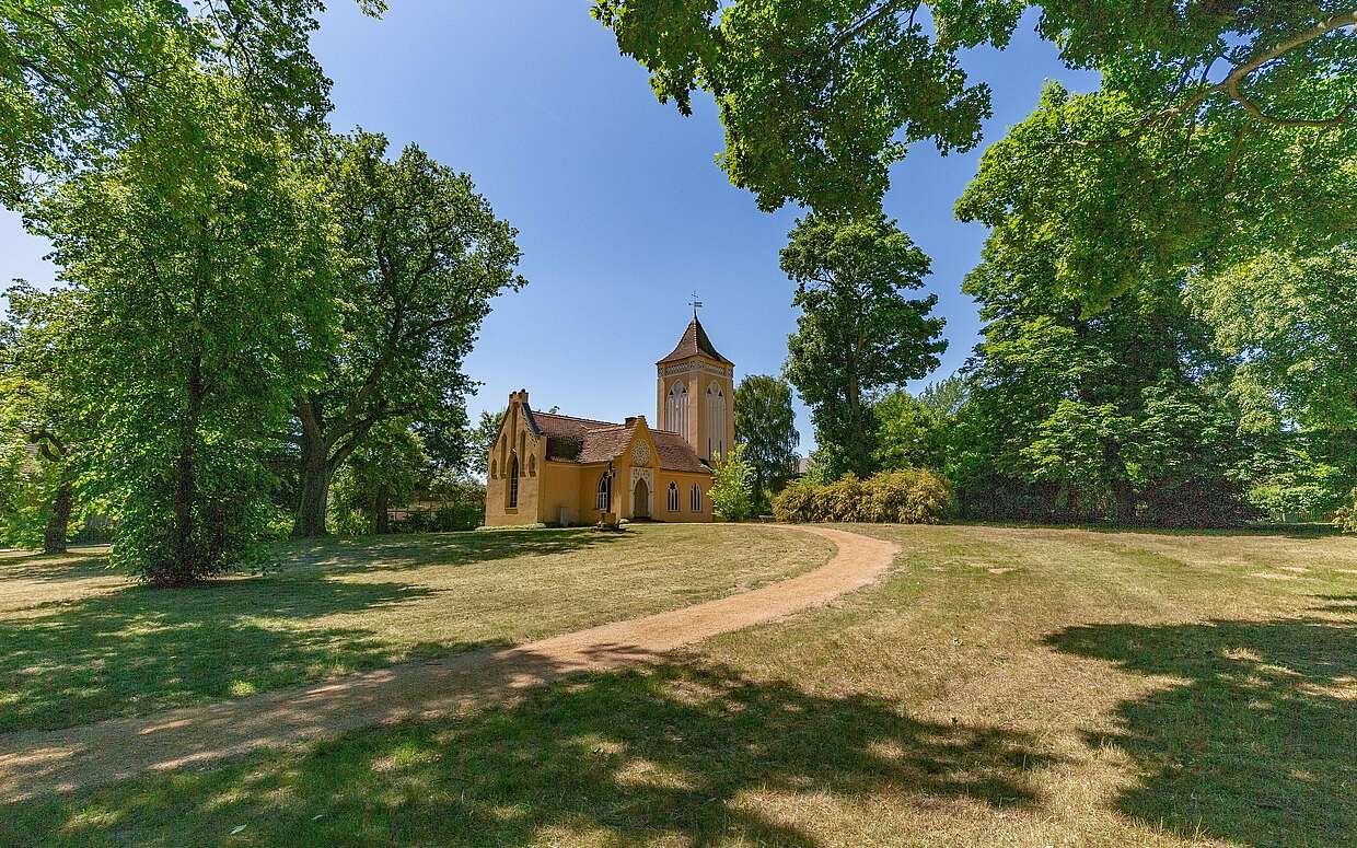 Malerisch gelegen: die Kirche von Paretz