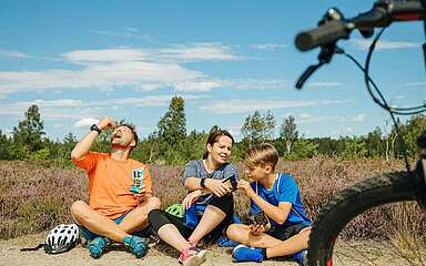Familie bei Pause von Radtour