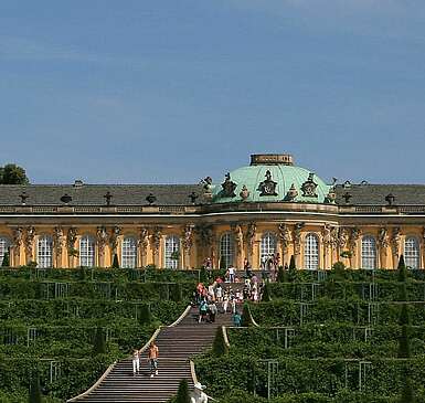 Schloss Sanssouci mit Weinbergterrassen