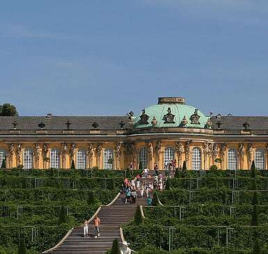 Schloss Sanssouci mit Weinbergterrassen