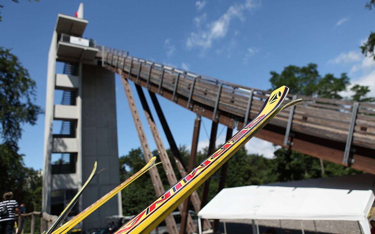 Der Schanzenturm ist 38 Meter hoch. Mit ihren 66 Metern Länge ist sie nicht nur die längste Skisprungschanze Brandenburgs, sondern gleichzeitig die nördlichste in ganz Deutschland.