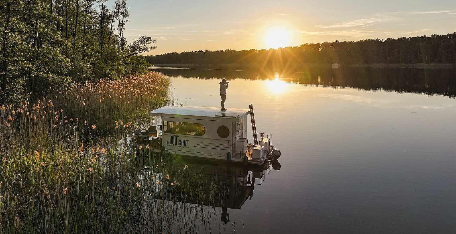 Hausboot im Sonnenuntergang,
            
        
                Foto: TMB Tourismus-Marketing Brandenburg GmbH/Steffen Lehmann