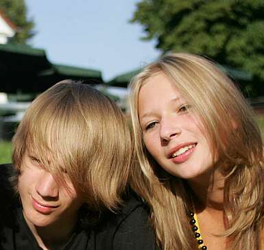 Jugendliche vor der Jugendherberge Bad Saarow