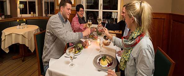Zwei Paare im Restaurant