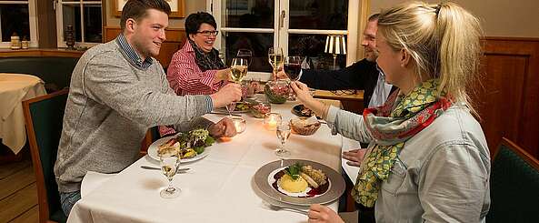 Zwei Paare im Restaurant