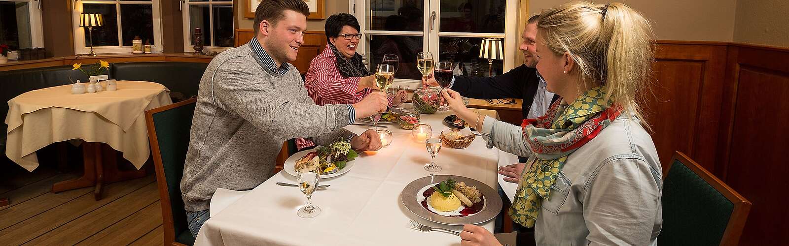 Zwei Paare im Restaurant