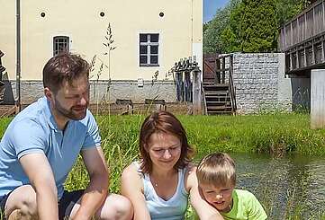 Familie vor der Elstermühle in Plessa