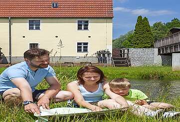 Familie vor der Elstermühle in Plessa