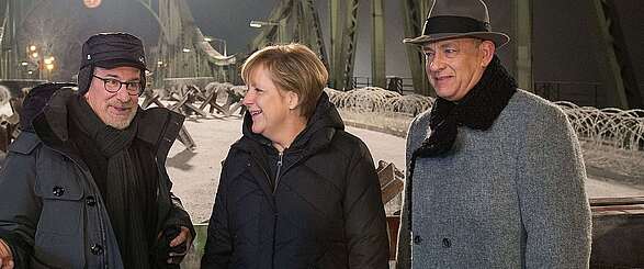 Angela Merkel besucht Spielberg und Tom Hanks beim Dreh