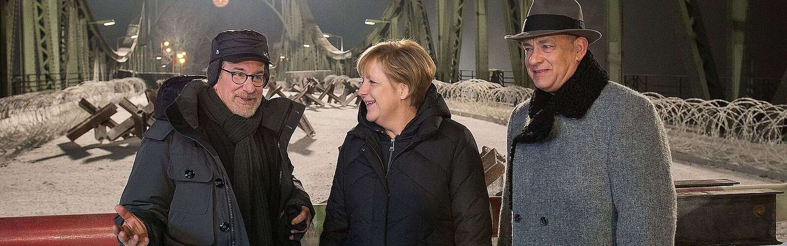 Angela Merkel besucht Spielberg und Tom Hanks beim Dreh