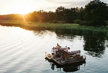 Auf dem Floß den Sonnenuntergang genießen