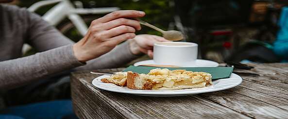 Kaffee und Kuchen im Liebenberger Gutshofladencafé