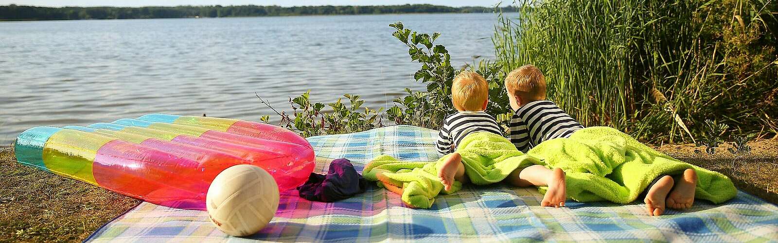 Kinder blicken auf Schwielowsee