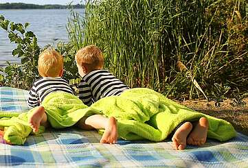 Kinder blicken auf Schwielowsee