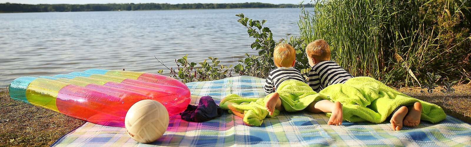 Kinder blicken auf Schwielowsee